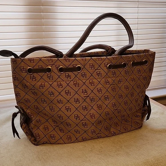 FASHION DOONEY AND BURKE HANDBAG - Picture 2 of 4